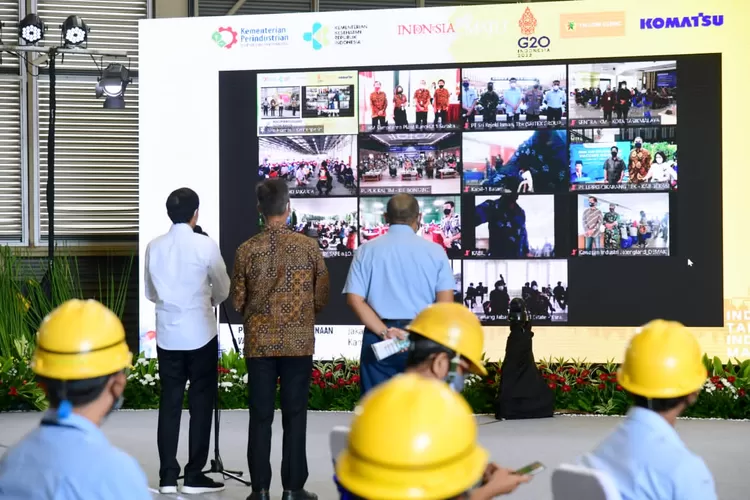 Presiden Jokowi didampingi Menperin Agus Gumiwang Kartasasmita berinteraksi secara virtual pekerja industri di beberapa titik vaksinasi di Kawasan Industri Jawa, Sumatera, dan Sulawesi