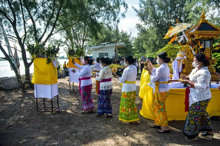 Umat Hindu Kota Semarang menggelar Upacara Melasti di Pantai Marina Semarang. Upacara ini bermaksud untuk menyucikan diri sebelum Hari Raya Nyepi. (Ayosemarang.com/ Audrian Firhannusa)