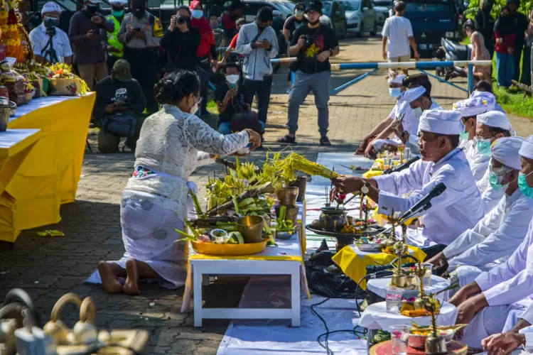 Umat Hindu Kota Semarang menggelar Upacara Melasti di Pantai Marina Semarang. Upacara ini bermaksud untuk menyucikan diri sebelum Hari Raya Nyepi. (Ayosemarang.com/ Audrian Firhannusa)