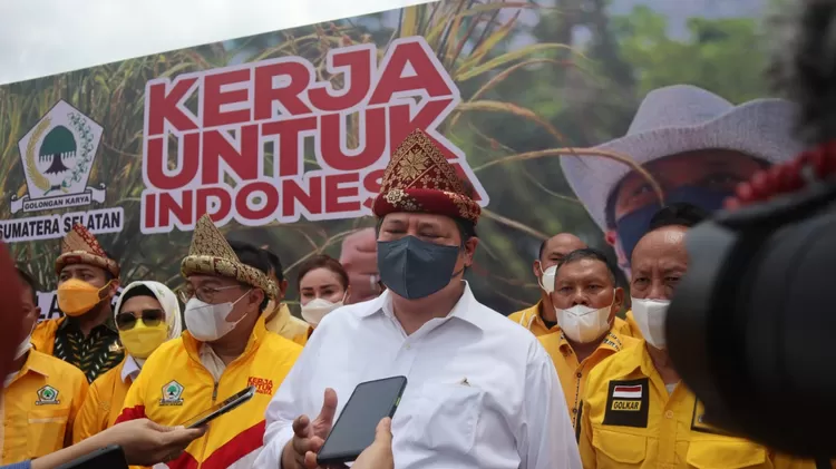 Ketum Partai Golkar yang juga Menko Perekonomian dan Ketua KPCPEN turun ke bawah (turba) mendengar, menyerap, memperjuangkan aspirasi di akar rumput sebagai pengejawantahan Kerja untuk Indonesia