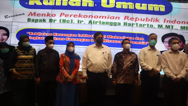 Airlangga Hartarto berpose bersama civitas akademika UIN Raden Fatah Palembang. 