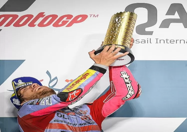 Enea Bastianini Saat Memegang Trofi Kemenangan MotoGP Qatar 2022