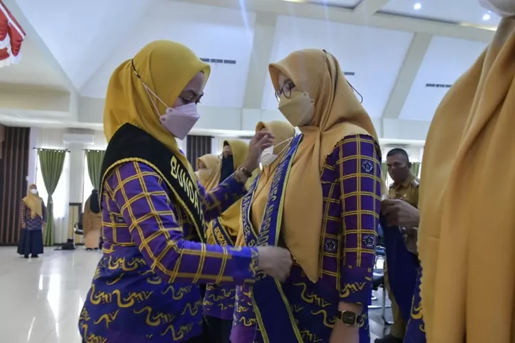 Lima Camat perempuan yg dikukuhkan sbg Bunda PAUD Kecamatan oleh Bupati Indah Putri Indriani, Senin (7/3/2022), di Aula La Galigo Kantor Bupati