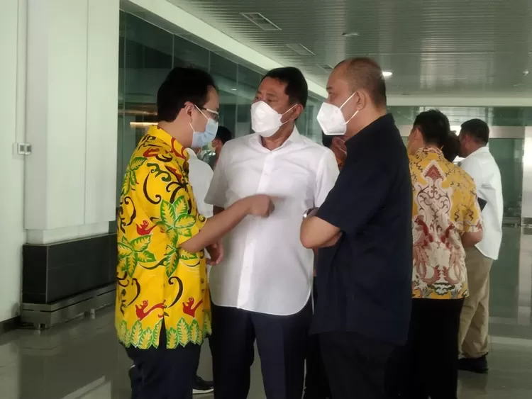 Ketua Yellow Clinic J Dwi Hartanto berbincang serius dengan Wamendag Jerry Sambuaga yang baru terpilih sebagai Ketum DPP AMPI dan Staf Khusus Menperin Neil Iskandar saat kegiatan vaksinasi di Salatiga, Jawa Tengah