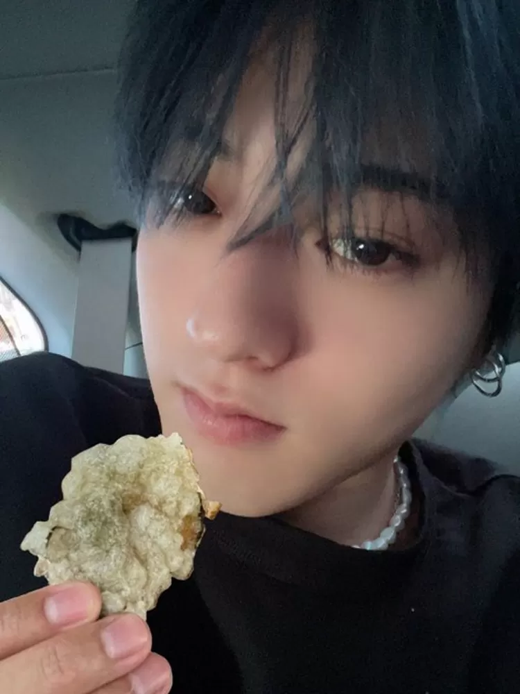 Gambar Artis Korea Pegang Cireng, Editan