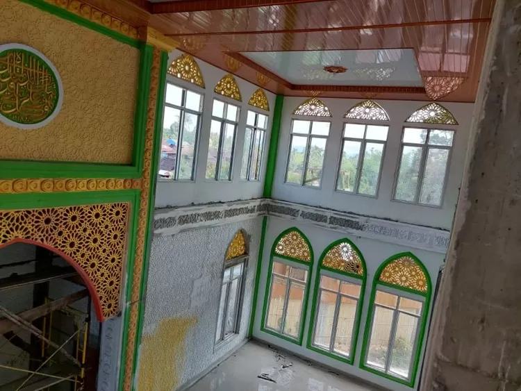 Potret penampakan di dalam masjid Desa Pulau Panggung usai direnovasi