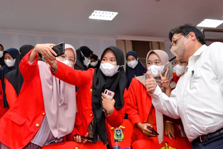 Airlangga Hartarto bersama para mahasiswa Unhas Makassar. 