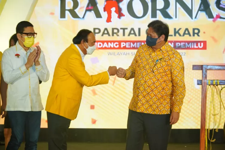 Ketua Umum Partai Golkar Airlangga Hartarto memberikan ucapan selamat kepada Ketua Bidang Pemenangan Pemilu Wilayah Sulawesi Muhidin M Said yang menjadi host atas suksesnya penyelenggaraan Rakornas Bidang Pemenangan Pemilu Wilayah Sulawesi  di Makassar