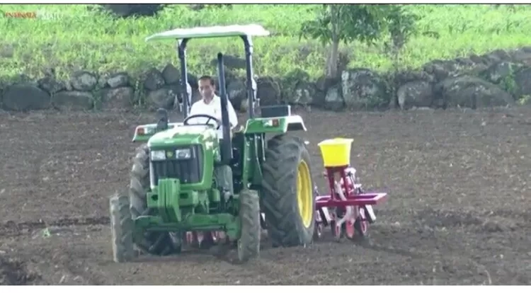 Foto ilustrasi Presiden Jokowi menaiki tractor di lokasi titik nol kilometer Ibu Kota Negara Nusantara di Kabupaten Penajam Paser Utara, Provinsi Kaltim