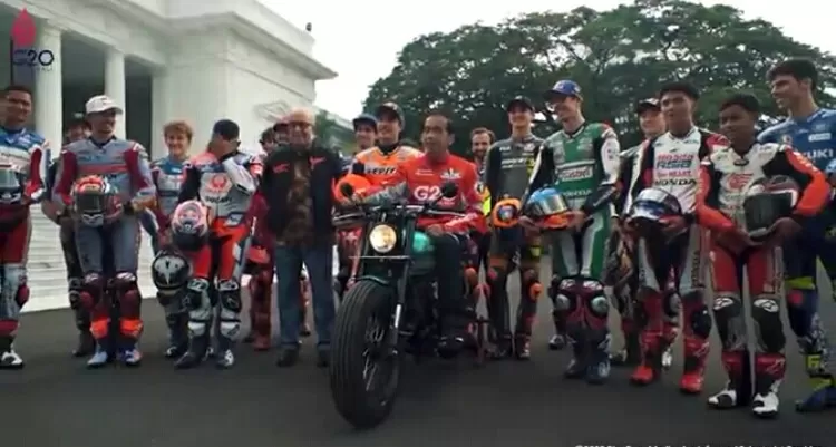 Presiden di atas motor pribadinya berpose bersama para pembalap dunia di halaman Istana Negara Jakarta.