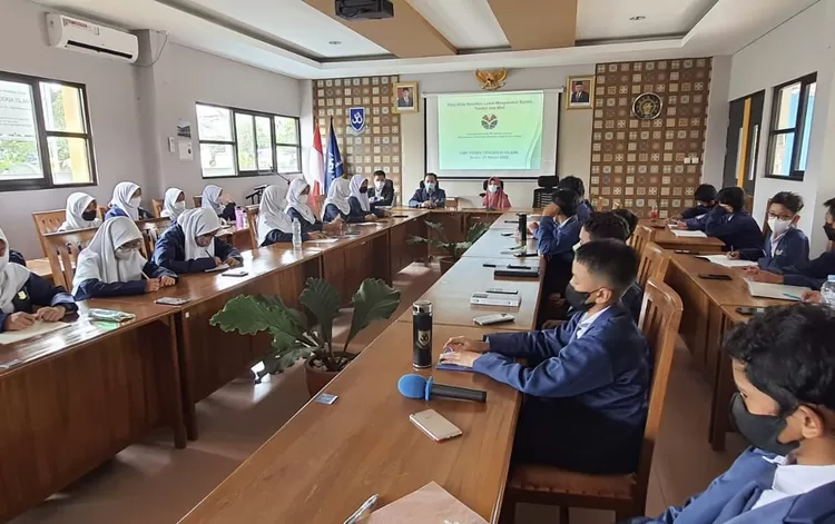 Siswa begitu antusias menerima materi yang disampaikan.