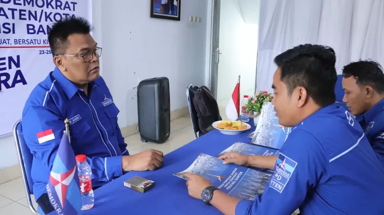 Nawa Said Dimyati menyerahkan sejumlah persyaratn pendaftaran pada pencalonan Ketua DPC Partai Demokrat Kabupaten Tangerang