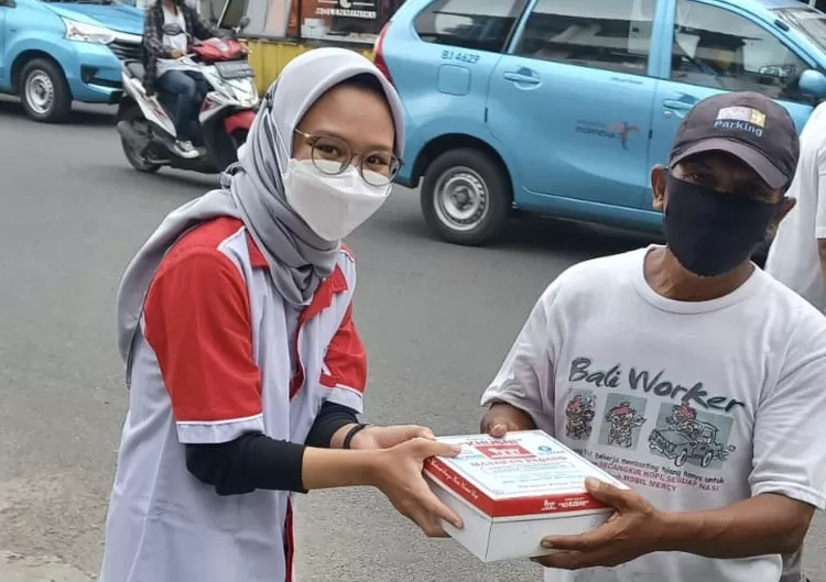 Pembagian nasi bungkus di wilayah Benhil Jakarta Pusat, di sekitaran kantor CITO XPress