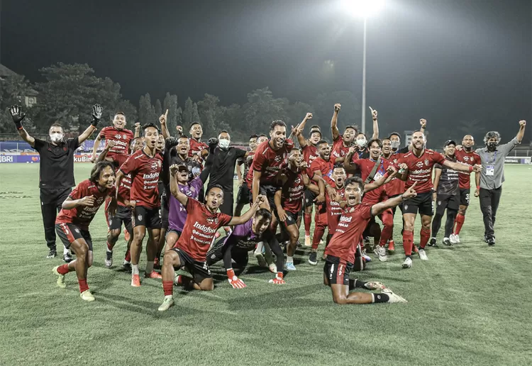 Pemain Bali United rayakan kemenangan 