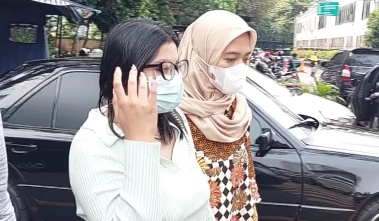 Penampakan Dea OnlyFans saat tiba di Polda Metro Jaya/Dok PMJ News.