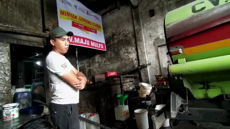 Warga Kaliwungu, Kendal antre minyak goreng curah di salah satu distributor pada Minggu 27 Maret 2022. 