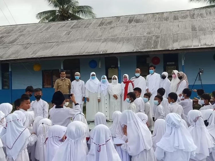 Para siswa nampak antusias mengikuti manasik umroh