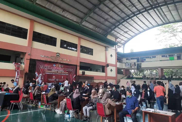 suasana vaksin massal oleh Polri bersama Bem dan OKP di 34 titik Jabodetabek
