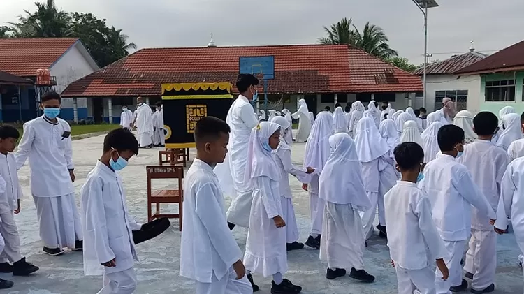 Para siswa nampak antusias mengikuti manasik umroh