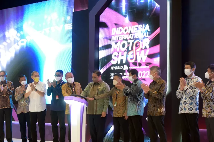 Airlangga Hartarto mewakili Presiden Jokowi membuka IIMS Hybrid 2022.