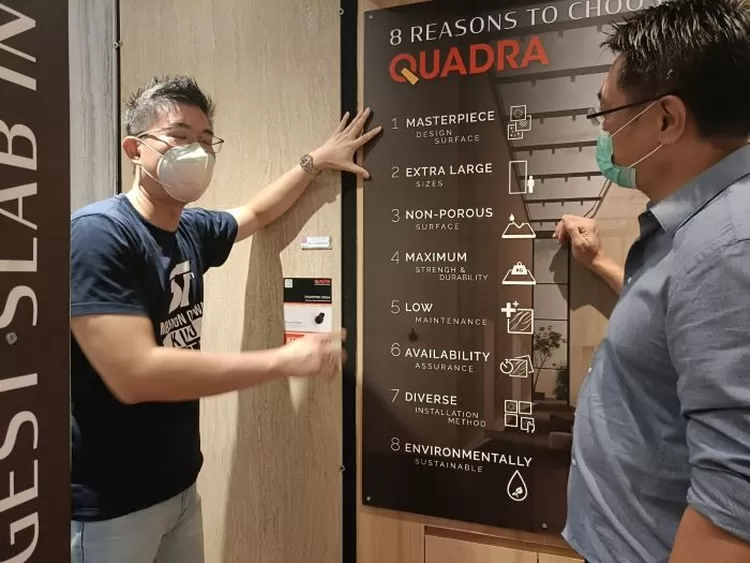  Sales Manager Quadra Central Java Budhi Sutedjo berbincang dengan Owner Pantes Gallery, Anthony.