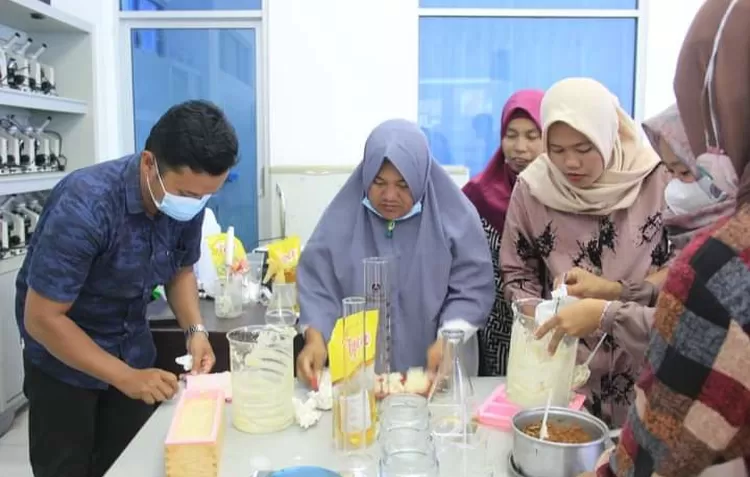Masyarakat Olak Besar Ikuti Praktik Pembuatan Sabun Serai Wangi di Laboratorium Fakultas Pertanian Universitas