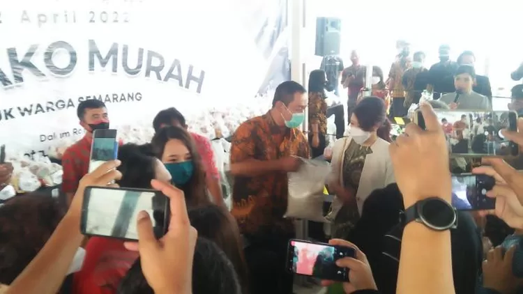  Wali Kota Semarang, Hendrar Prihadi bersama CEO SRLand Vonny Tresno Santoso menyerahkan paket sembako murah kepada masyarakat sekitar SRland.