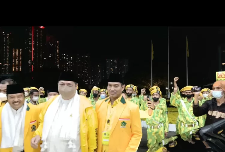 Ketum DPP Satkar Ulama Indonesia Idris Laena menyambut kedatangan Ketum Golkar Airlangga Hartarto dengan pekikkan yel-yel kemengan: Satkar Ulama Golkar, Golkar Menang, Airlangga Presiden!  