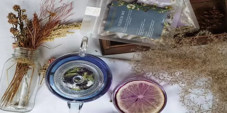 Teh Herbal Bunga Telang dan Irisan Lemon yang Instagramable
