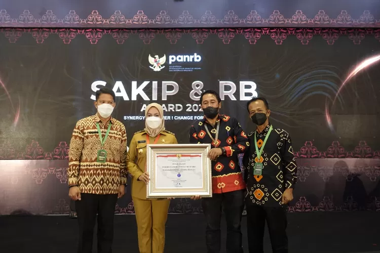 "Bupati Luwu Utara, Indah Putri Indriani, menerima penghargaan SAKIP dan RB Tahun 2021, Selasa (5/4/2022), di Jakarta."