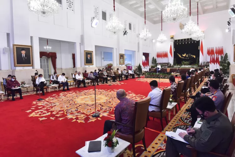 Presiden Jokowi memimpin Sidang Kabinet Paripurna, di Istana Negara, Jakarta, Selasa (5/4/2022).