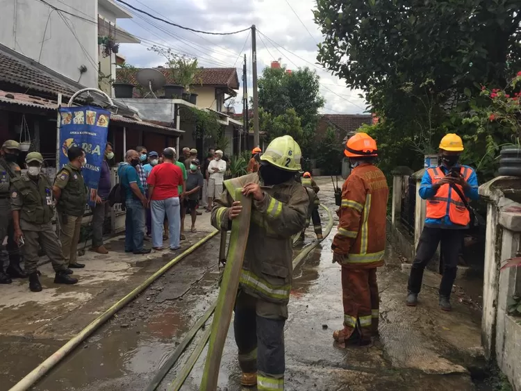 Penanganan kebakaran di Jalan Ciwastra Indah blok C no.26, RT.08 RW.15, Kelurahan Margasari