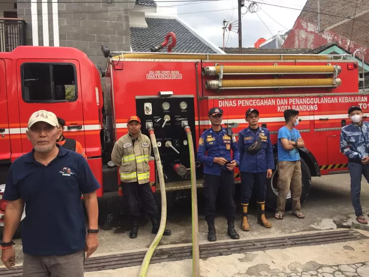 Penanganan kebakaran di Jalan Ciwastra Indah blok C no.26, RT.08 RW.15, Kelurahan Margasari