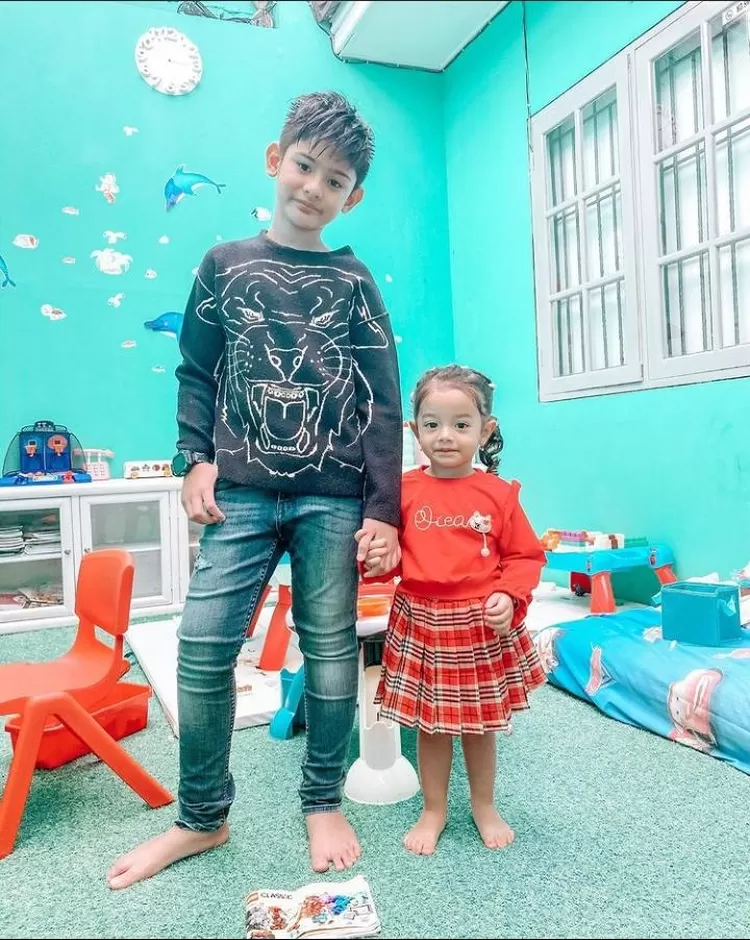 Potret kehangatan King Faaz Arafiq bersama keluarga 