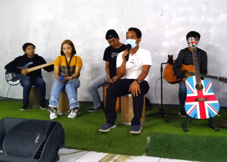 Grup Musik Lokal tengah menghibur pengunjung yang tengah bersantai di Sentra Kuliner Pelangi Plaza Purwakarta.