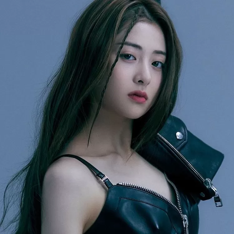 Huh YunJin LE SSERAFIM