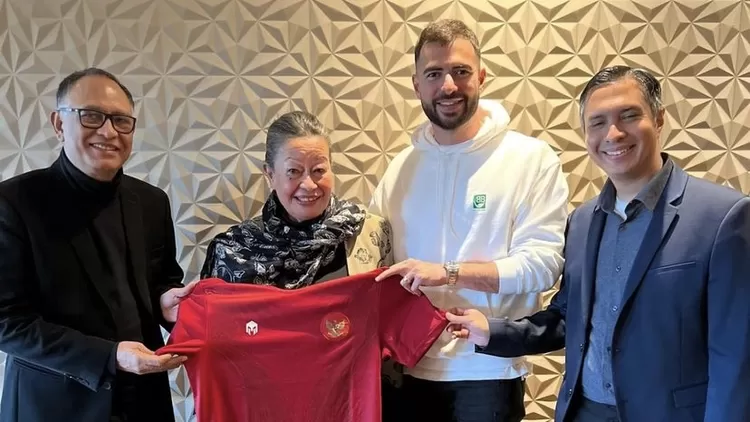 Hasani Abdulgani bersama keluarga Jordi Amat