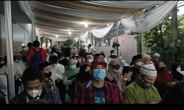 1000 yatim yang diwakili beberapa anak yatim dan pengasuh yayasan dan panti berkumpul menerima BLT dari SidoMuncul senilai Rp210 Juta di pelataran kantor SidoMuncul Cipete Jakarta  
