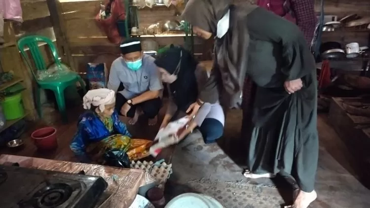 Bidang SDK menyisir tiga kecamatan, masing-masing Masamba, Mappedeceng, dan Baebunta, untuk membagikan paket sembako kepada kaum dhuafa, berupa beras, telur, minyak goreng, gula pasir dan teh, Jumat 15 April 2022