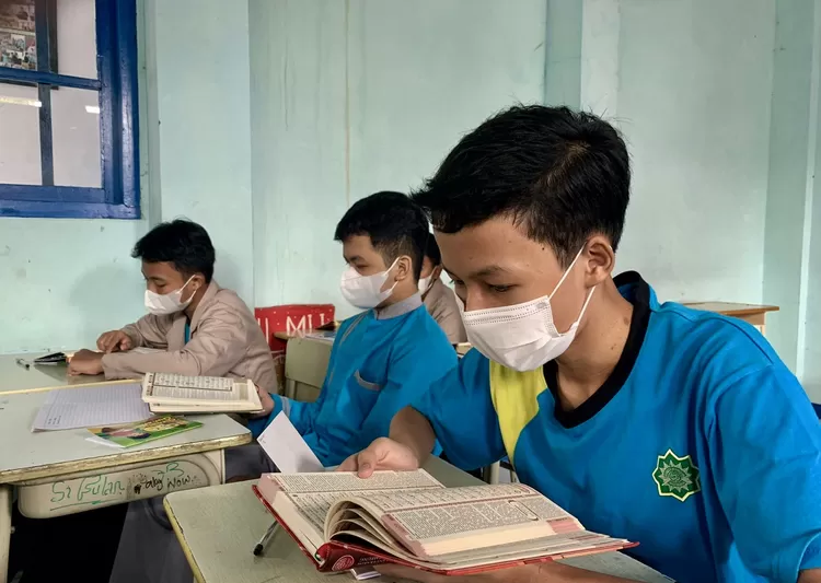 Santri Tsanawaiyah Pesantren Persatuan Islam 110 Manbaul Huda Bandung tilawah bersama, mereka saling mengoreksi dan memperhatikan bacaan Qur&rsquo;annya - Foto: PPI 110 Manbaul Huda
