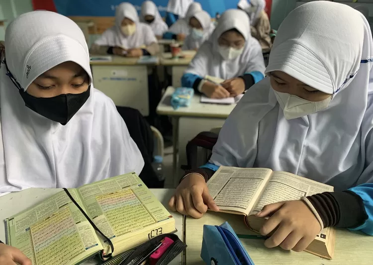 Santri Tsanawaiyah Pesantren Persatuan Islam 110 Manbaul Huda Bandung tilawah bersama, mereka saling mengoreksi dan memperhatikan bacaan Qur&rsquo;annya - Foto: PPI 110 Manbaul Huda