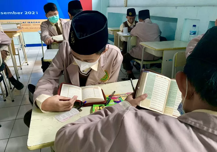 Santri Tsanawaiyah Pesantren Persatuan Islam 110 Manbaul Huda Bandung tilawah bersama, mereka saling mengoreksi dan memperhatikan bacaan Qur&rsquo;annya - Foto: PPI 110 Manbaul Huda