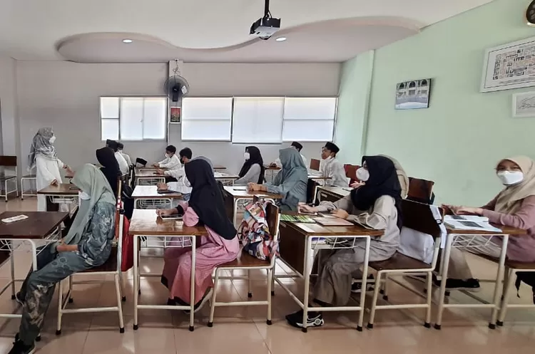 Siswa SMP Prima Cendekia Islami mengikuti kegiatan pesantren Ramadhan - Foto: SMP PCI