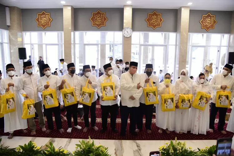 Ketua Umum Partai Golkar Airlangga Hartarto menyerahkan seperangkat Al-Qur'an kepada sejumlah Fungsionaris Pusat Golkar di Peringatan Nuzulul Quran di Masjid Ainul Hikmah, Kantor DPP Partai Golkar, Jakarta 