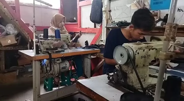 Suasana tempat produksi tas. 