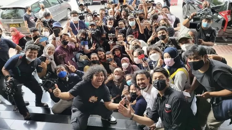 Marshel Widianto bersama para wartawan saat diperiksa terkait kasus Dea OnlyFans