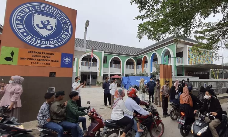 Suasan berbagi takjil dan makanan di depan SMP Prima Cendekia Islami 