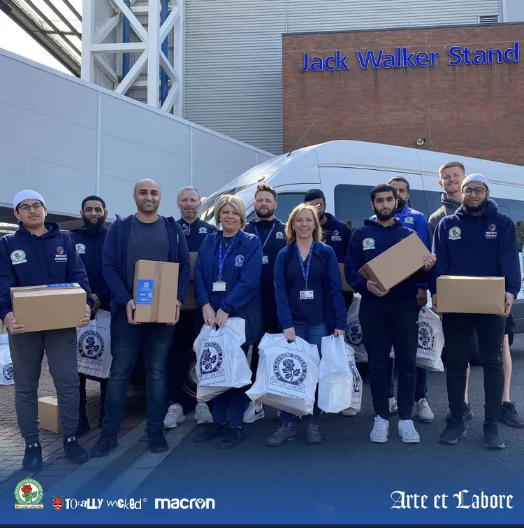 Staff melakukan kegiatan berbagi makanan untuk yang membutuhkan di bulan Ramadhan