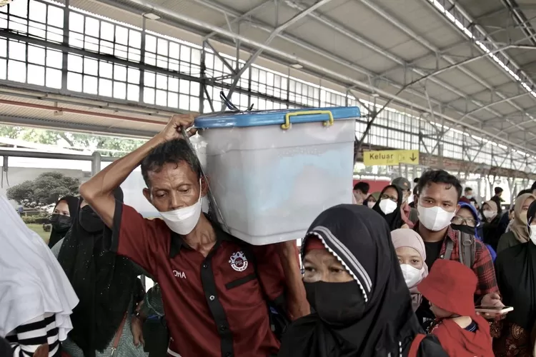 Musim mudik Lebaran 2022 menjadi berkah bagi para porter di Stasiun Pasar Senen, Jakarta Pusat - Foto: Henry Lukmanul Hakim