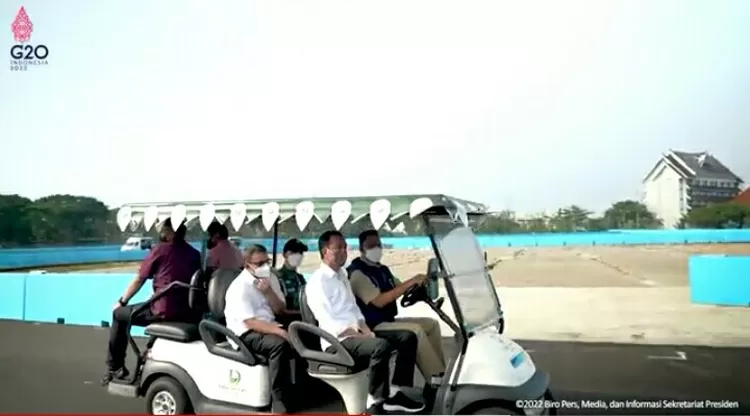 Presiden Jokowi menumpang mobil golf yang dikendarai Gubernur Anies saat meninjau lintasan Sirkuit Formula E Ancol. 